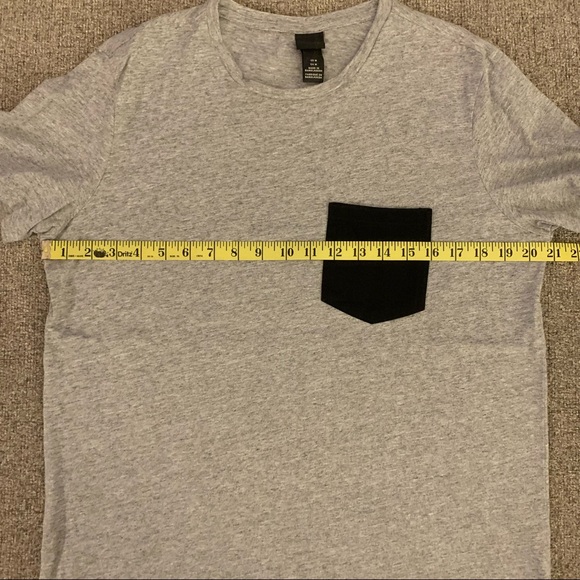 🟢 3 for $15 Bundle | H&M Pocket T-Shirt (Grey) Size Medium - Picture 4 of 7